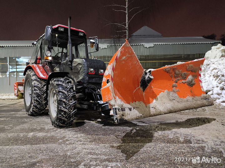 Трактор мтз-82 с лопатой для снега и щёткой