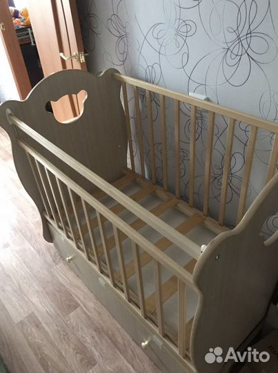 Детская кровать с маятником и ящиком