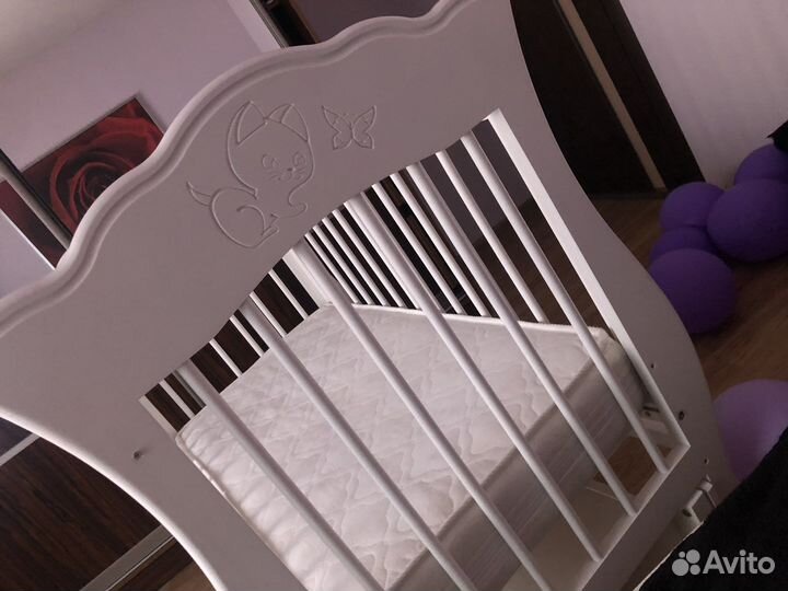 Детская кроватка с маятником