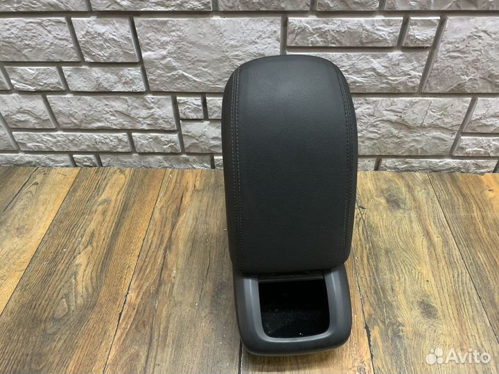 Opel zafira C Подлокотник