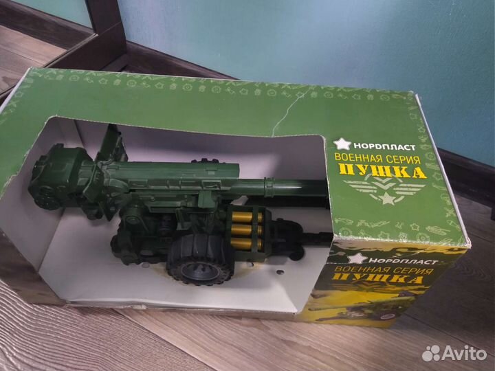 Большая пушка с патронами и крупные солдатики