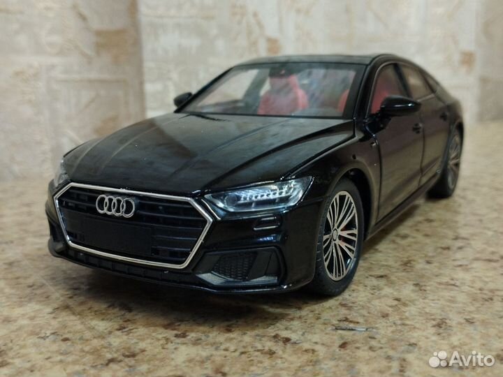 Audi A7 чёрная с красным салоном модель 1:24