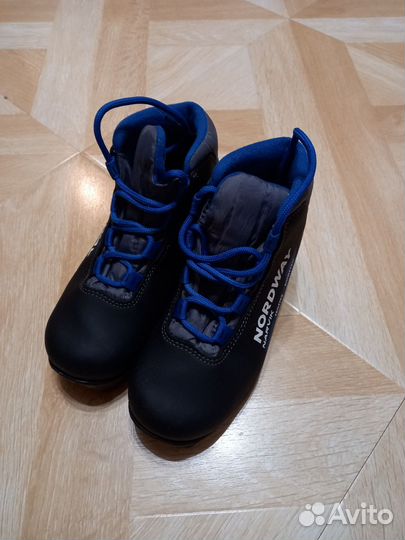 Лыжи с креплениями, лыжные палки, ботинки