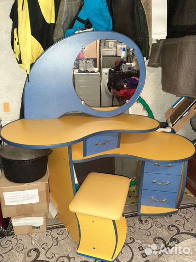 Стол для макияжа