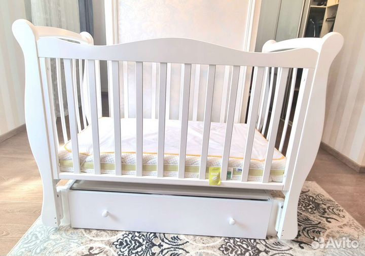 Детская кроватка с маятником и ящиком