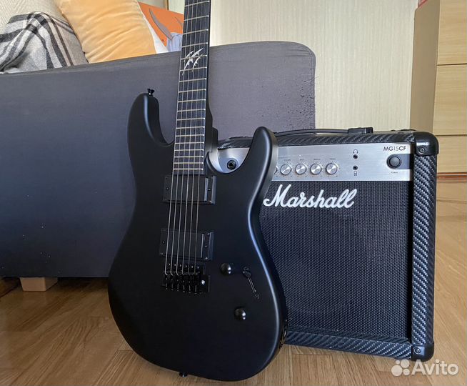 Электрогитара с комбоусилителем