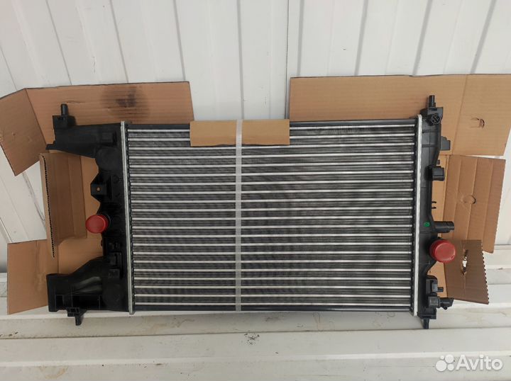 Радиатор охлаждения Chevrolet Cruze 09