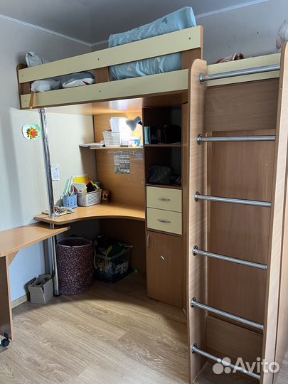 Детская кровать чердак со столом и шкафом