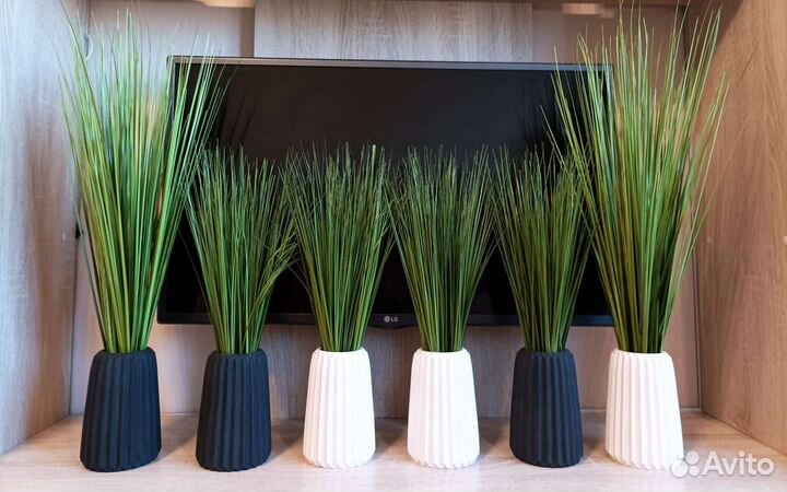 Искусственная осока, эвкалипт и колосья в вазе