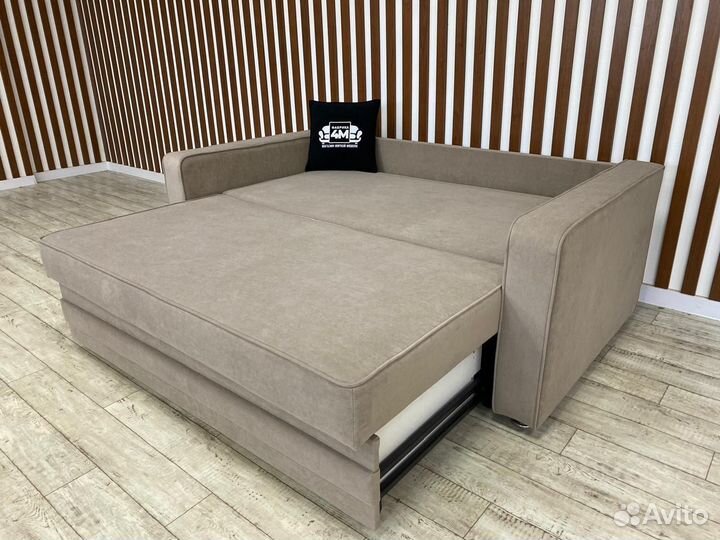 Небольшой диван на металлическом каркасе