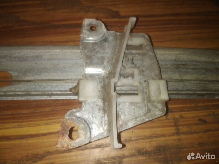 Стеклоподъемник передний правый Mazda Tribute джип