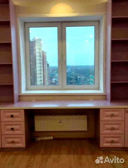 Рабочая зона в углу у окна