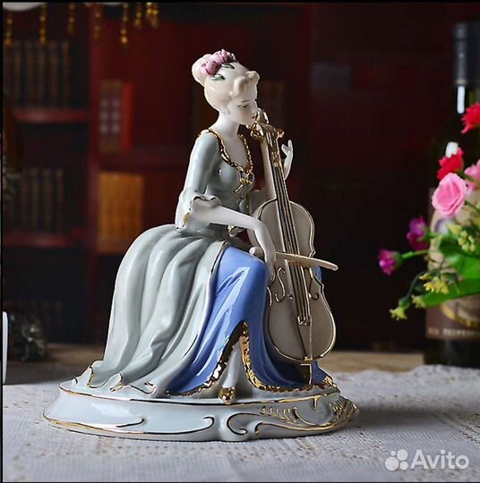 Фарфоровая статуэтка дама с виолончелью