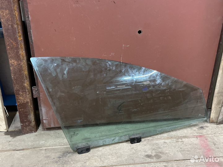 Стекло передние правое