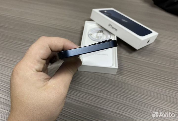 Телефон iPhone 13
