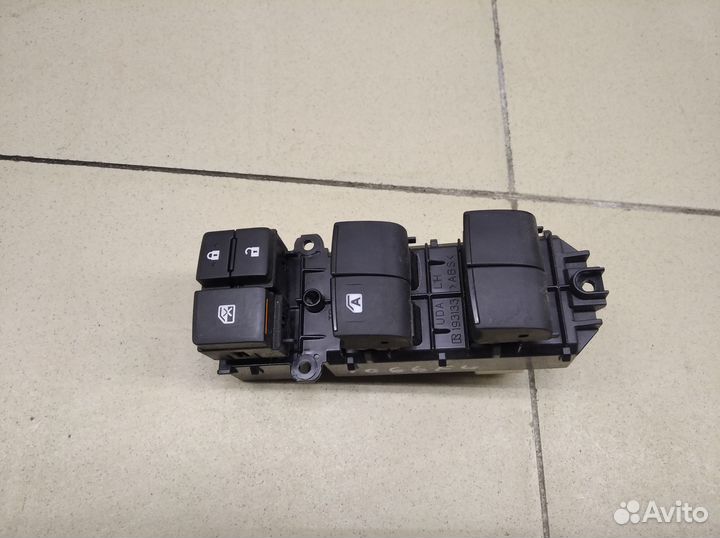 Блок управления стеклоподъемниками Hi Lux 2015