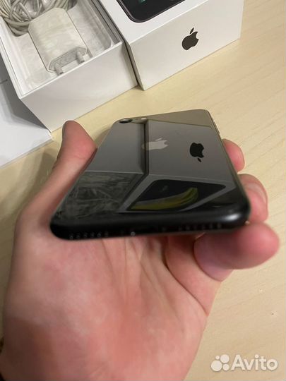 Телефон iPhone se 2020