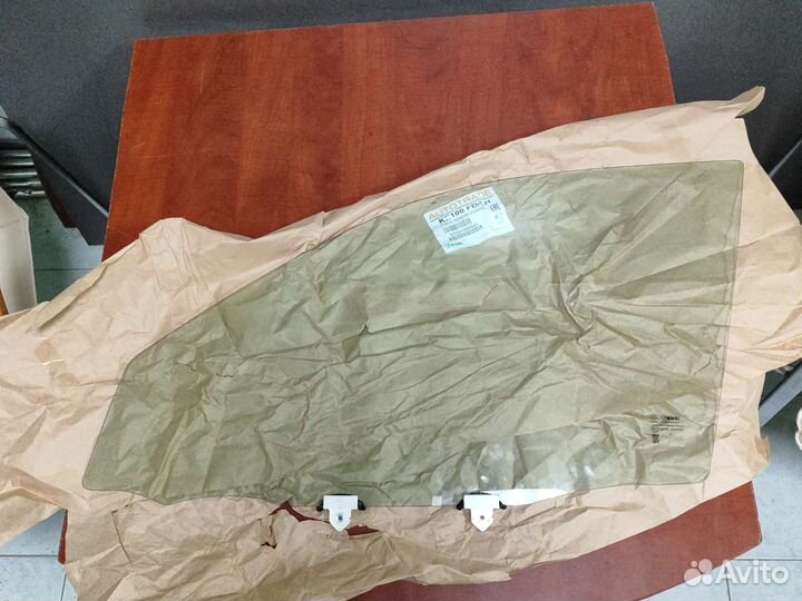 Стекло левой передней двери Toyota Corolla E10