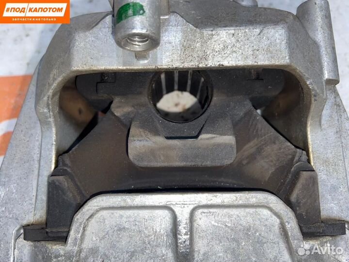 Подушка крепления двигателя правая Volkswagen Golf