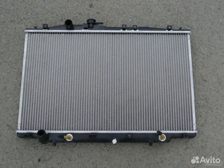 Радиатор охлаждения Honda Legend