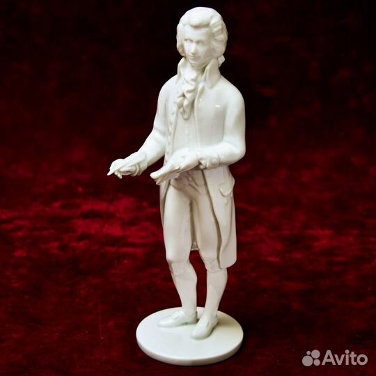 Фарфоровая статуэтка