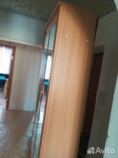 Прихожая со шкафом и зеркалом бу