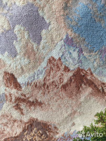 Картина вышитая в рамке без стекла