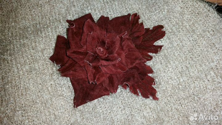 Брошь из натуральной замши