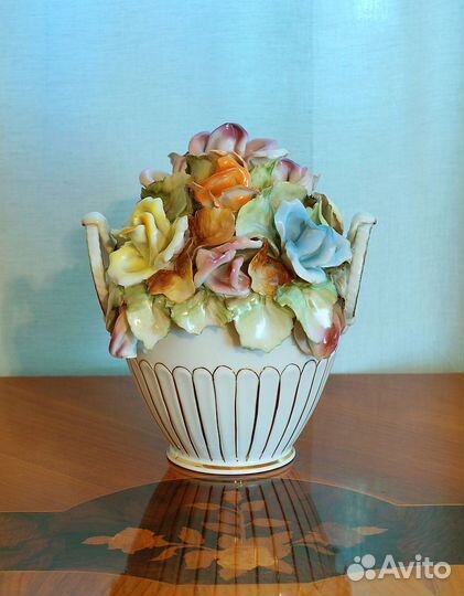 Ваза с фарфоровыми цветами 1 мм толщиной