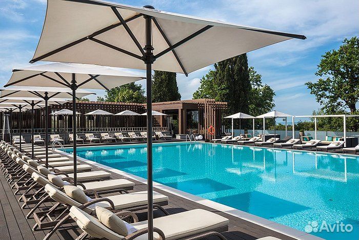 Старший специалист в бар у бассейна