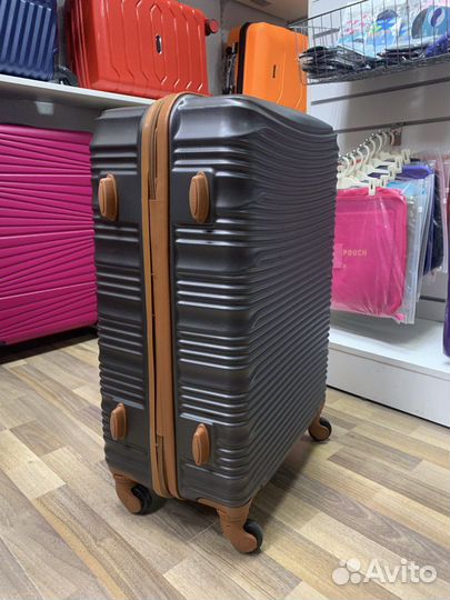 Чемодан на колесах средний