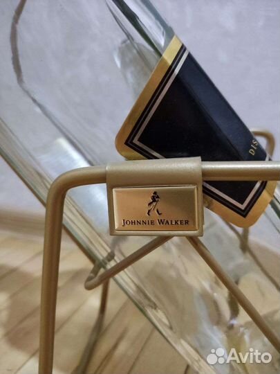 Пустая бутылка виски в подставке качели