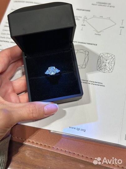 Кольцо в стиле Graff белый кушон 3 карата + боковые триллионы cvd