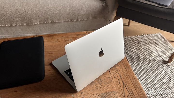 Macbook air 13 2019 retina i5 8gb DDR3 256gb