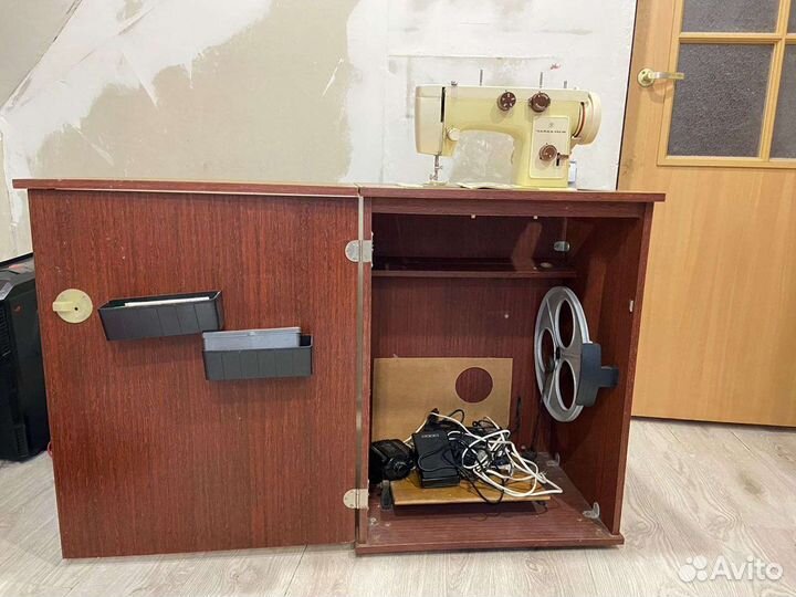 Швейная машинка со столом