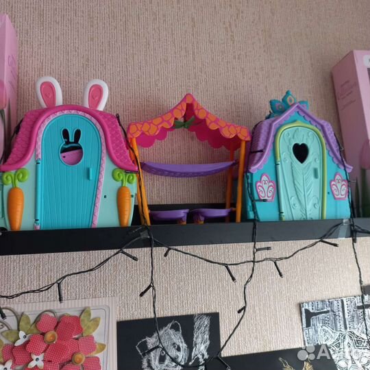 Ребёнок продаёт свою коллекцию Enchantimals