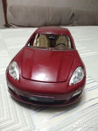 Porsche 1/18 Panamera 4S