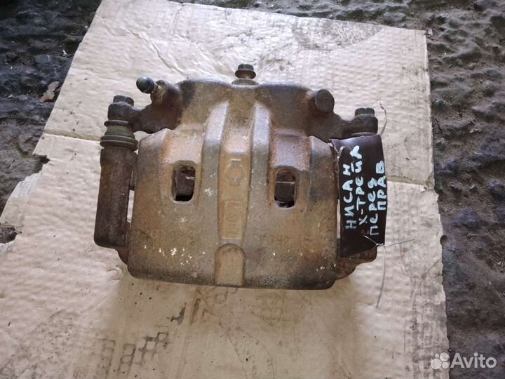 Суппорт передний правый Nissan X-Trail T30