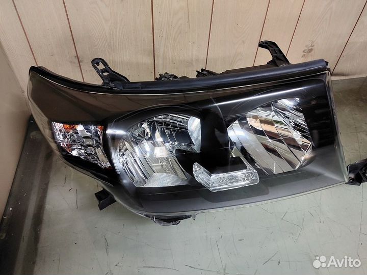Фара левая, правая ориг на Toyota Land Cruiser 200