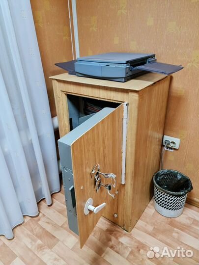 Сейф металлический