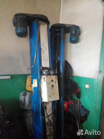 Подъемник автомобильный винтовой