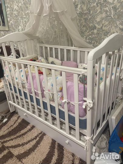 Детская кроватка с маятником и ящиком