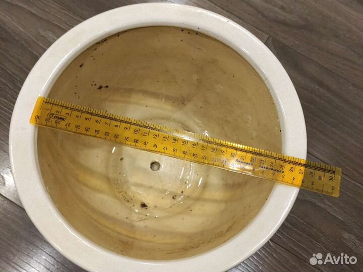 Глиняный горшок для цветов