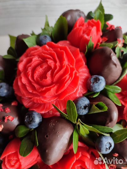 Съедобные букеты из клубники для любимых