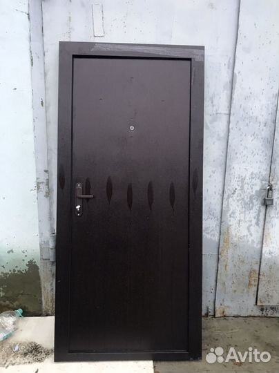 Входная стальная дверь во