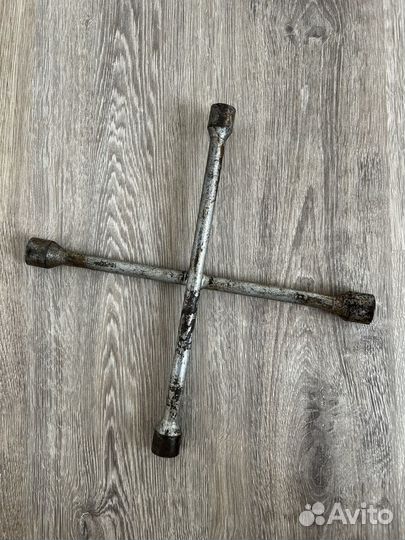 Ключ баллонный