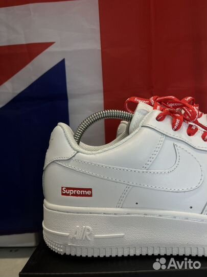 Кроссовки nike air force 1 supreme белые на руках