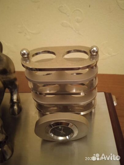 Настольный канцелярский прибор с часами