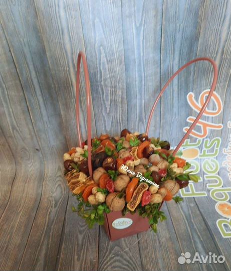 Букет из сухоцветов и орехов