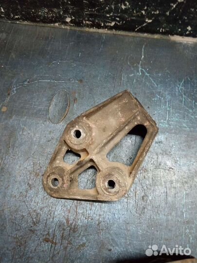 Правый кронштейн двигателя Chevrolet Lanos